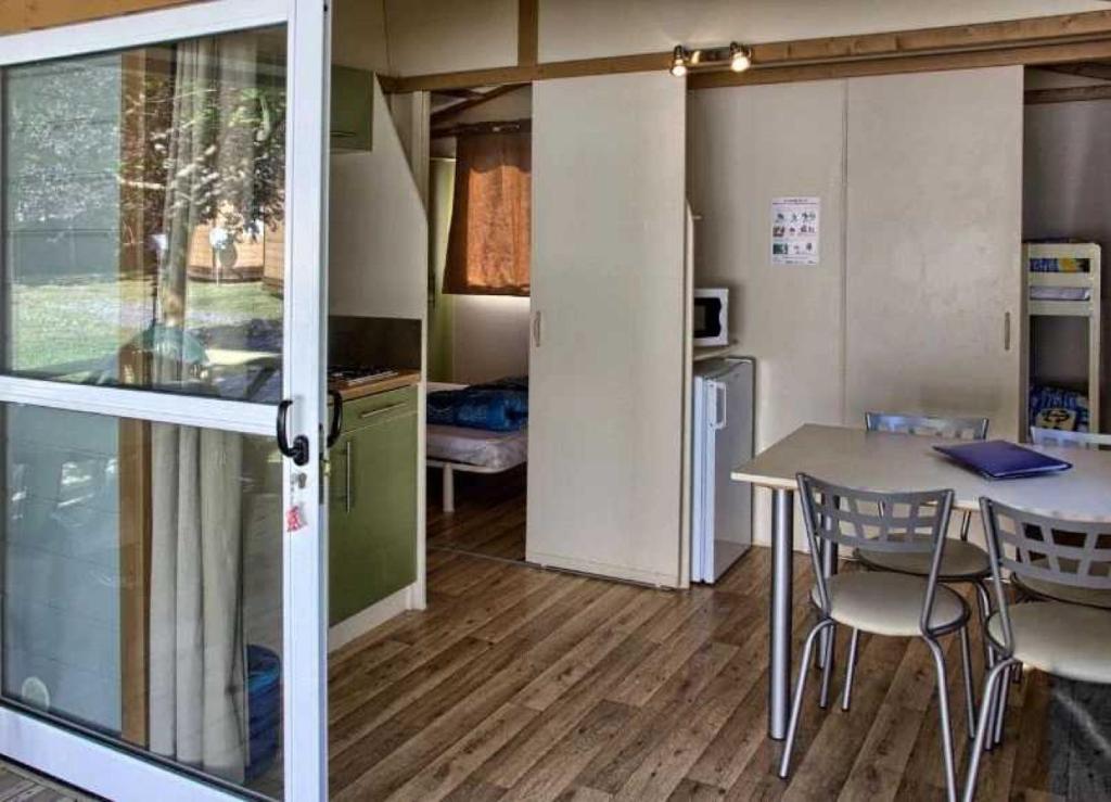 Kuchyň nebo kuchyňský kout v ubytování Camping - Piscine - ccaghc0