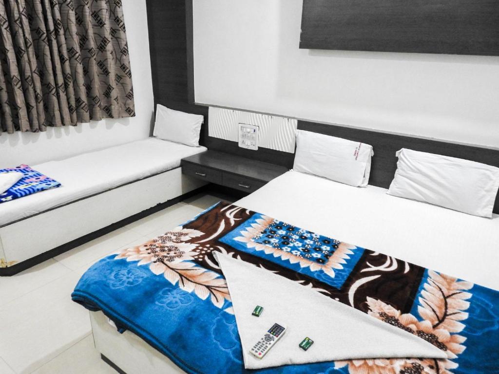 Postel nebo postele na pokoji v ubytování Hotel Shri Sai Darshan