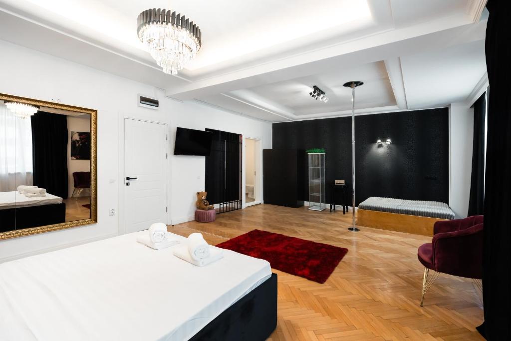 Postel nebo postele na pokoji v ubytování Bucharest Studios Berlin Room