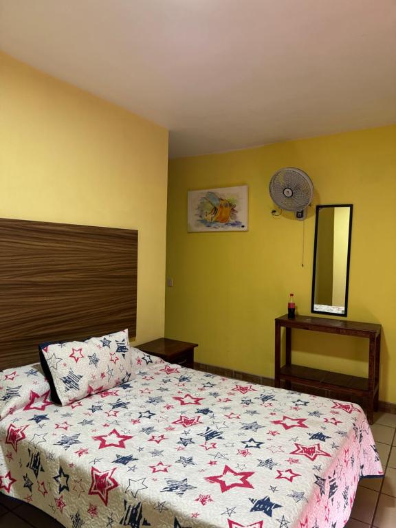 Postel nebo postele na pokoji v ubytování Hotel Zaragoza, San Juan de los Lagos