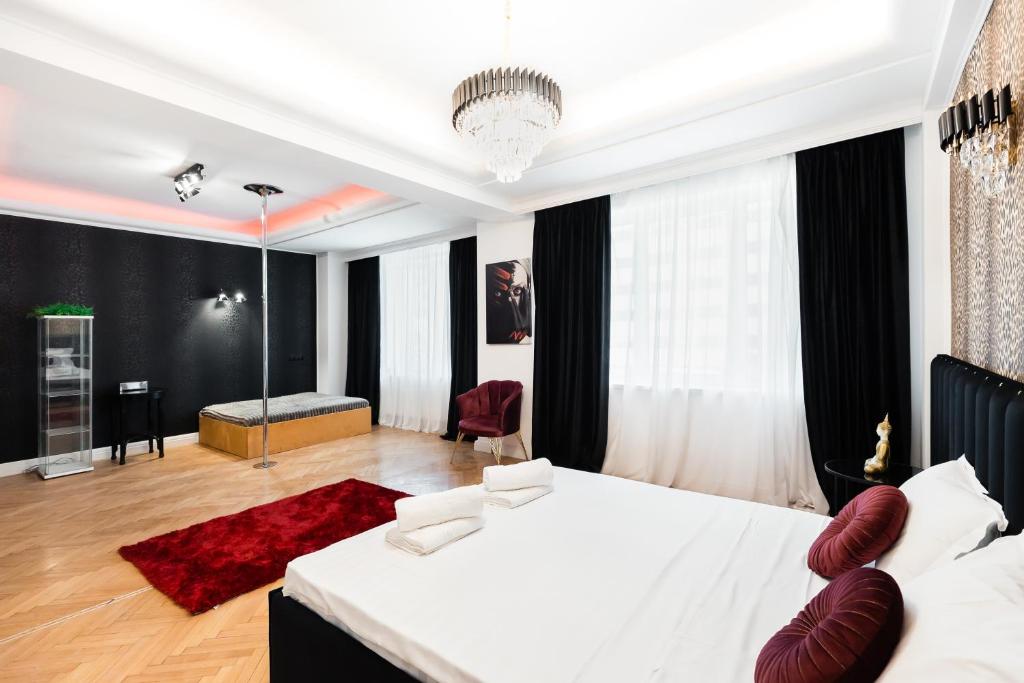 Postel nebo postele na pokoji v ubytování Bucharest Studios Berlin Room