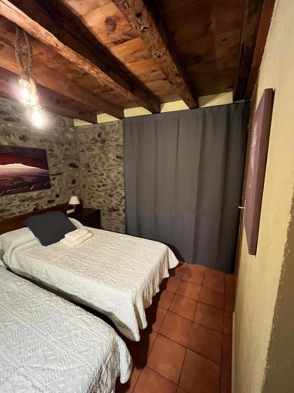 Llit o llits en una habitació de Hostal Rusó SC