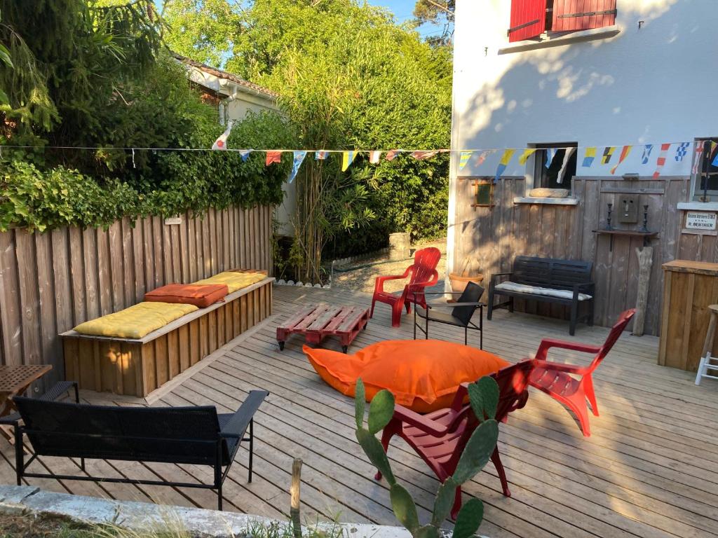 d'une terrasse avec des chaises, une table et des chaises. dans l'établissement Villa Bella à Arcachon, à Arcachon