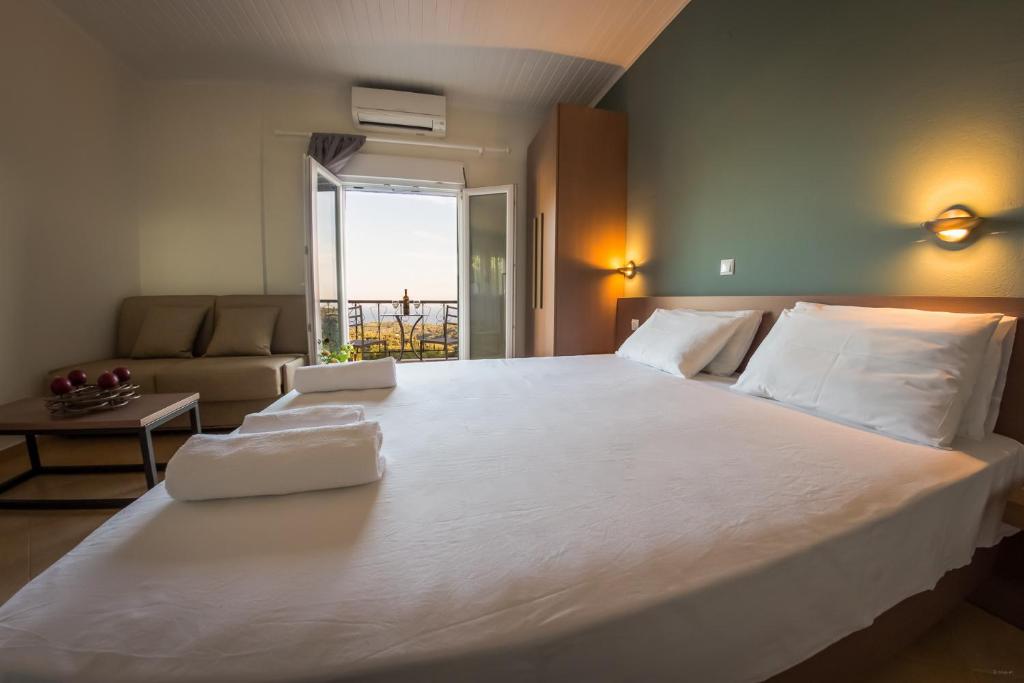 Postel nebo postele na pokoji v ubytování Anthoussa Rooms
