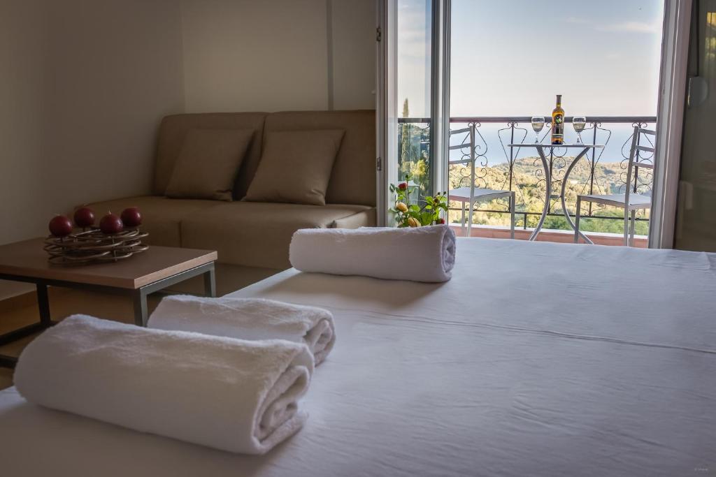 Postel nebo postele na pokoji v ubytování Anthoussa Rooms