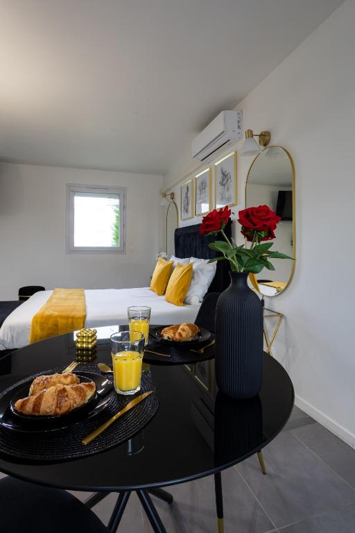 une chambre avec une table et deux assiettes de nourriture dans l'établissement Evasion romantique avec jacuzzi, à Savigny-le-Temple