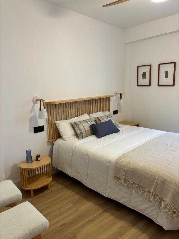 Postel nebo postele na pokoji v ubytování Victrix Homes
