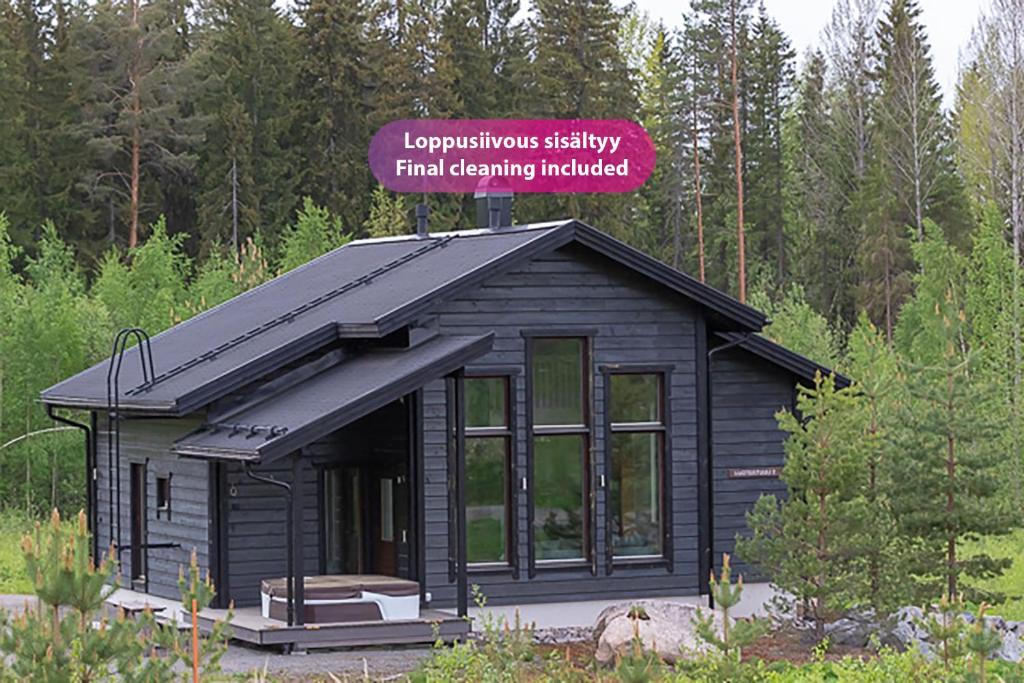 ein kleines Gebäude mit einem Schild darüber in der Unterkunft Villa Luoteistuuli - 8+2 hlö, Luoteis-Himos Ski-in/out, 88m² + 30m² in Jämsä