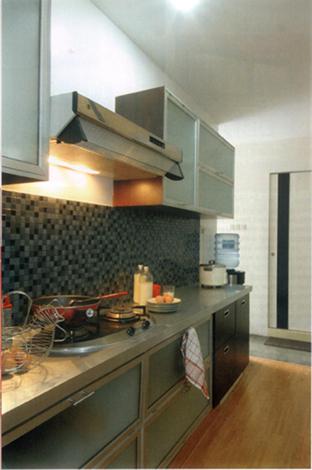 una cocina con fregadero y encimera en FLAT06 cipete, en Yakarta