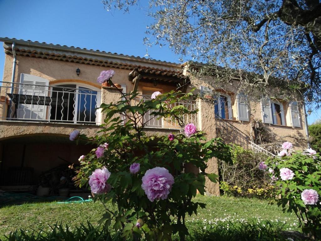 a house with pink flowers in front of it at Villa les seringas in Mougins