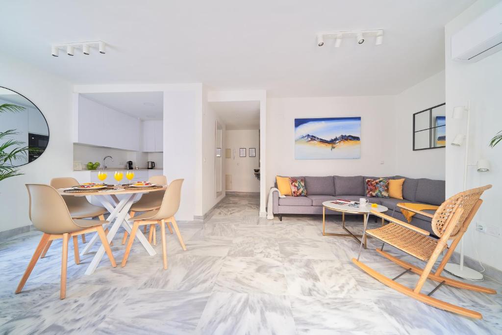 Modern City Centre Apartment w/ Terrace & Fast WIFI