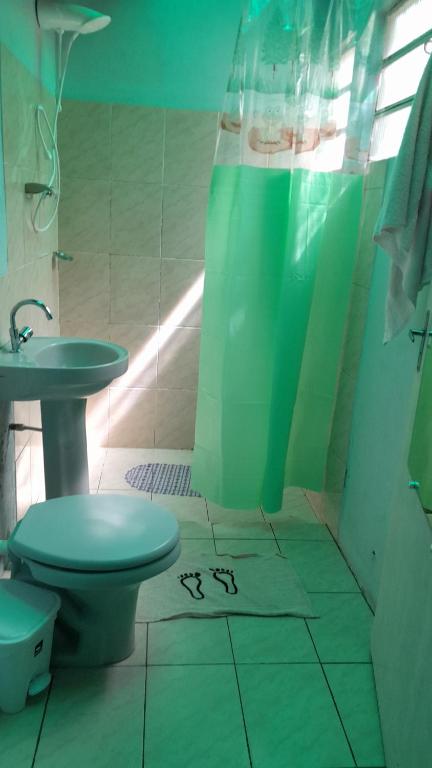 Ένα μπάνιο στο Habitación casa familiar