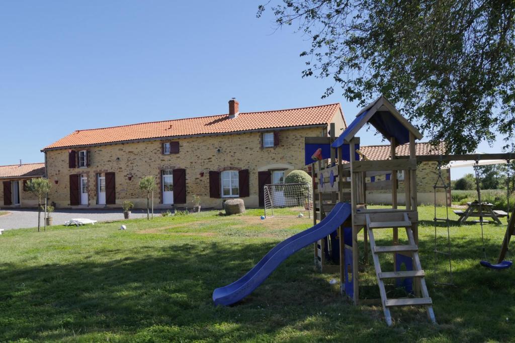 Herní místnost nebo prostor pro děti v ubytování Le Pré d'Olonne