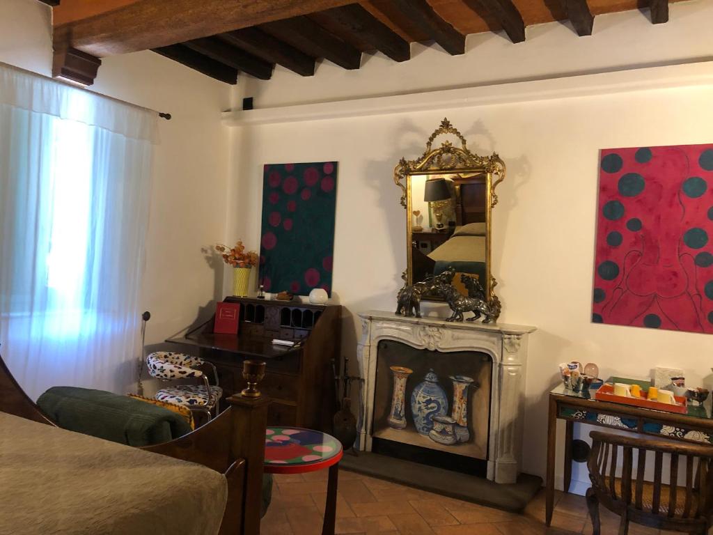 Posezení v ubytování B&B Villa la Canonica con piscina privata a Padernello