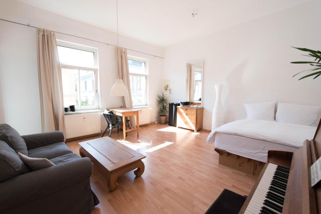 sala de estar con sofá, cama y piano en Wohnung Peter en Weimar