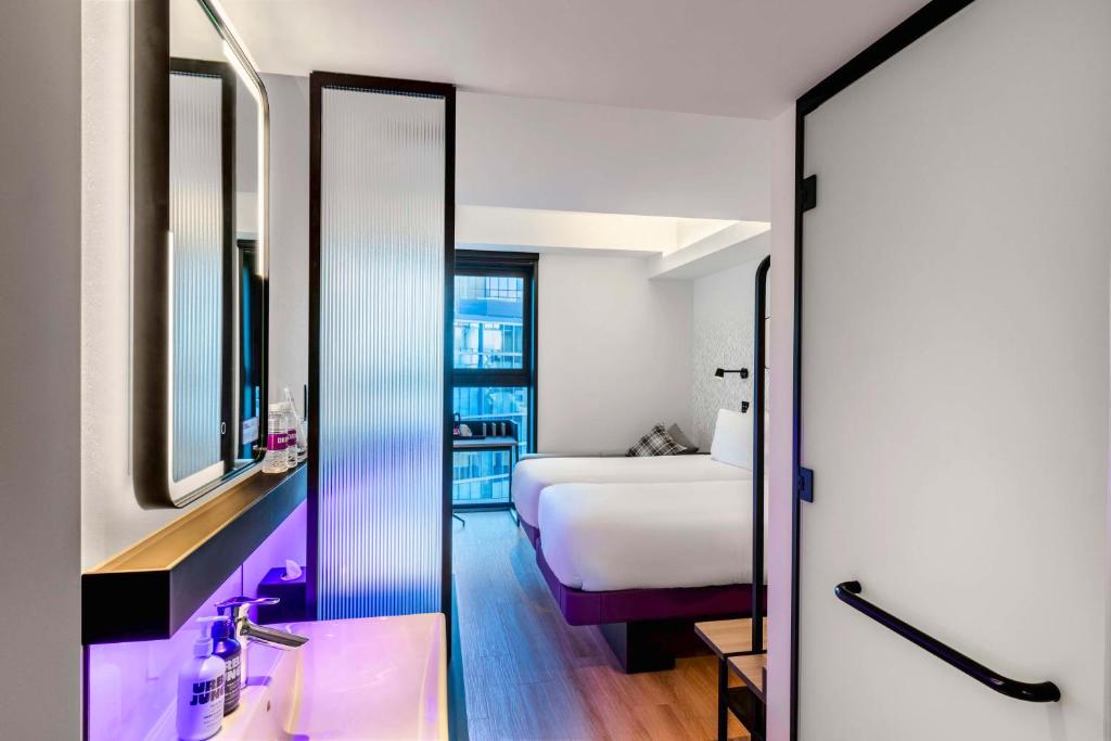 Postel nebo postele na pokoji v ubytování YOTEL Tokyo Ginza