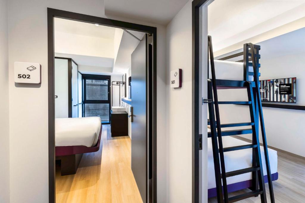 Postel nebo postele na pokoji v ubytování YOTEL Tokyo Ginza