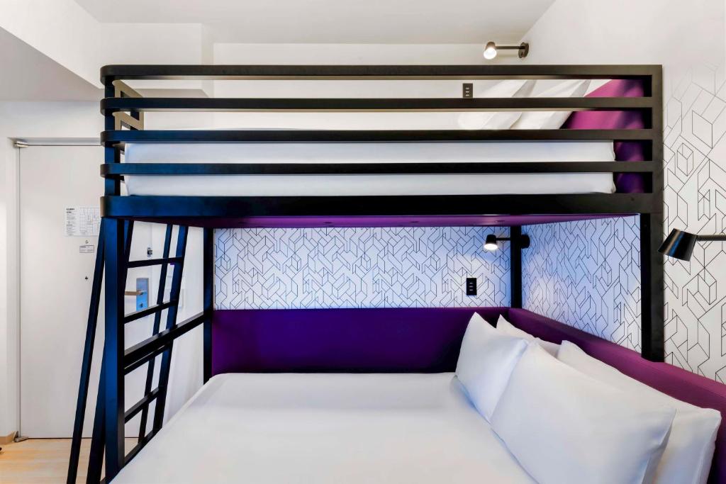 Postel nebo postele na pokoji v ubytování YOTEL Tokyo Ginza