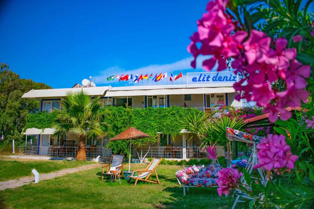 A garden outside Elit Deniz Palamutbükü