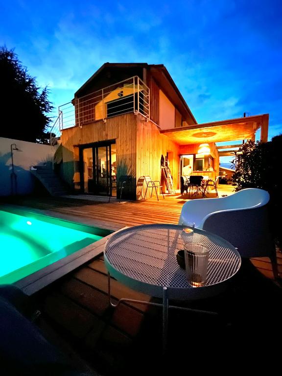 Photo de la galerie de l'établissement Maison d'Architecte à Anglet - Piscine, Terrasse & Proche Plages, à Anglet