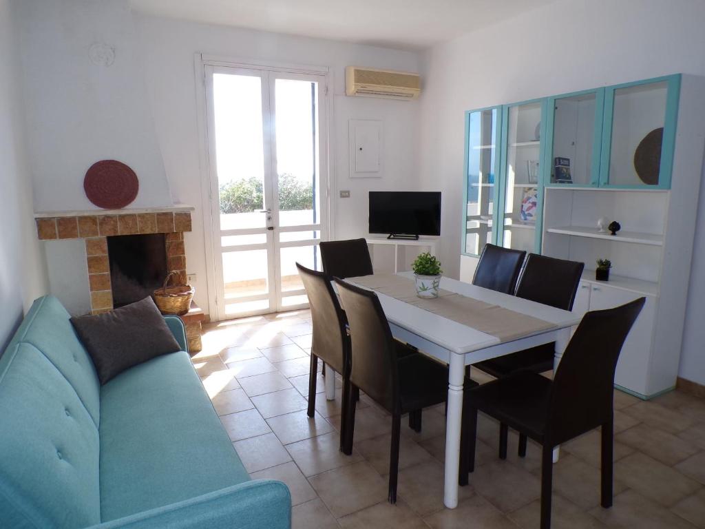 a living room with a table and a blue couch at Appartamento Bellavista - Direzione Salento in Torre dell'Orso