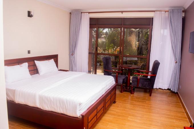 Postel nebo postele na pokoji v ubytování Tezor Hotel Entebbe