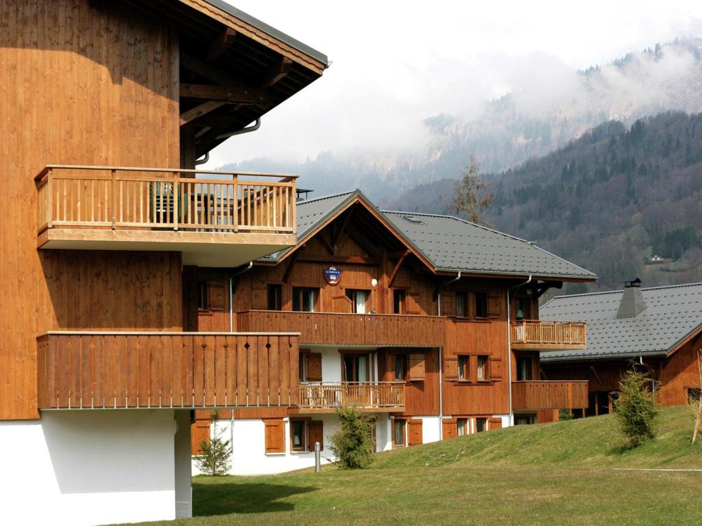 un bâtiment avec un balcon sur le côté dans l'établissement Apartment in Samoëns near Pine Forests, à Samoëns