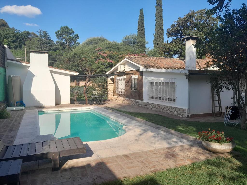 La Casa de los Gisitos في ريو سيبالوس: حوض سباحة في ساحة منزل