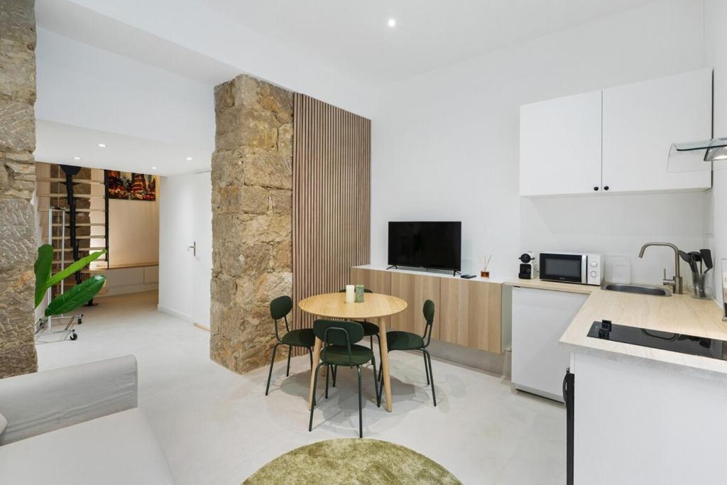 une cuisine et une salle à manger avec une table et des chaises dans l'établissement La Promenade Niçoise, à Nice