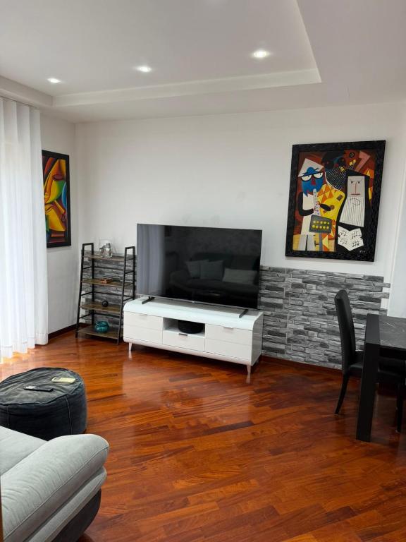 a living room with a large flat screen tv at Marebleuhouse in Naples
