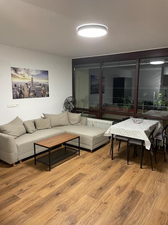 ein Wohnzimmer mit Sofa und Tisch in der Unterkunft Casa Sole in Leonberg