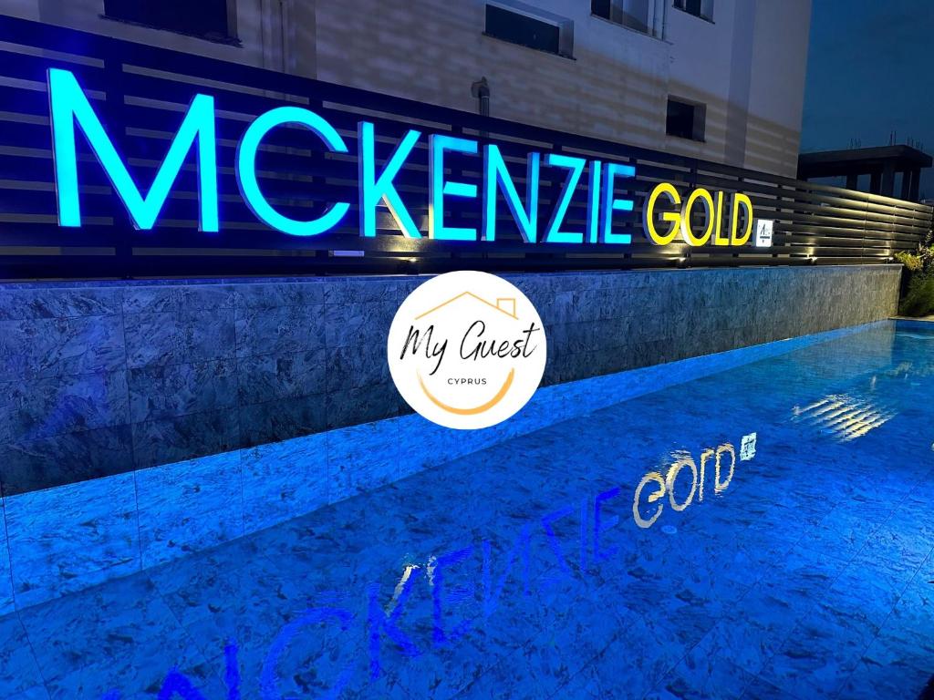 Ein Schild, auf dem steht, dass maztec gold neben einem Pool steht. in der Unterkunft Luxury 1 Bedroom Apartment MckenzieGold 57 MyGuest Cyprus in Iskele