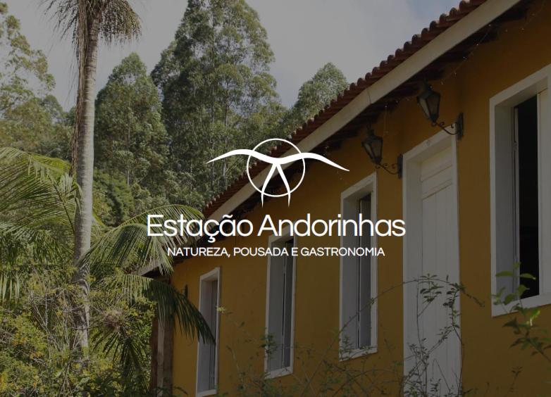 una señal en el costado de una casa en Estação Andorinhas Ibitipoca, en Lima Duarte