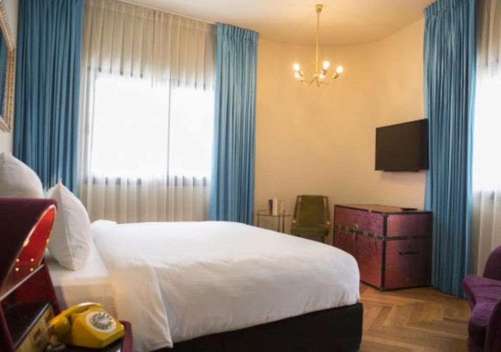 Postel nebo postele na pokoji v ubytování Gordon by the beach - aparthotel