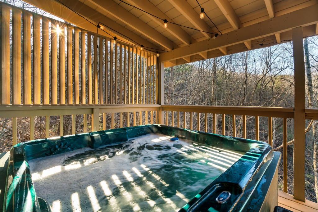 Cabin with Spectacular View with HOT TUB in the Smoky MTNS, Sevierville ...