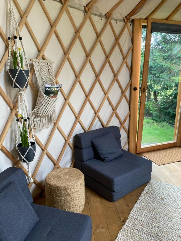 Area soggiorno di Aughavannagh Yurt Glamping