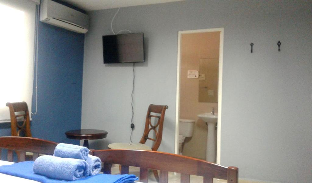 Televiisor ja/või meelelahutuskeskus majutusasutuses Panama Hat Hostel