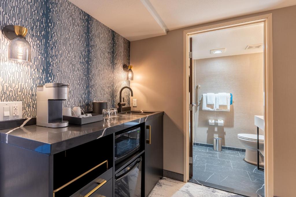 Kuchyň nebo kuchyňský kout v ubytování Silver Cloud Hotel - Seattle Broadway