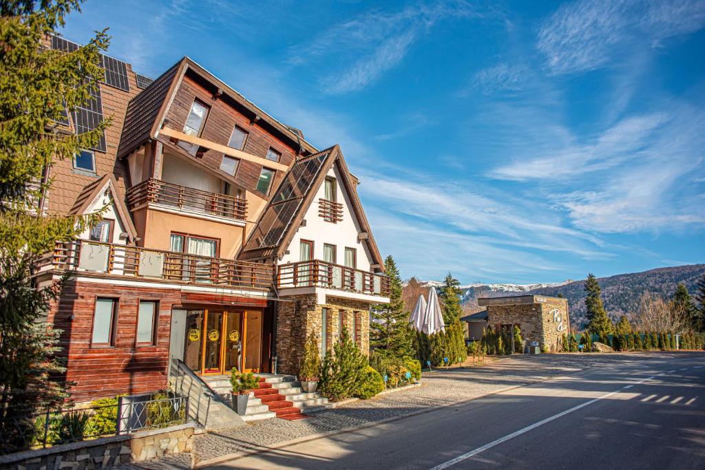 Nespecifikovaný výhled na hory nebo výhled na hory při pohledu z hotelu