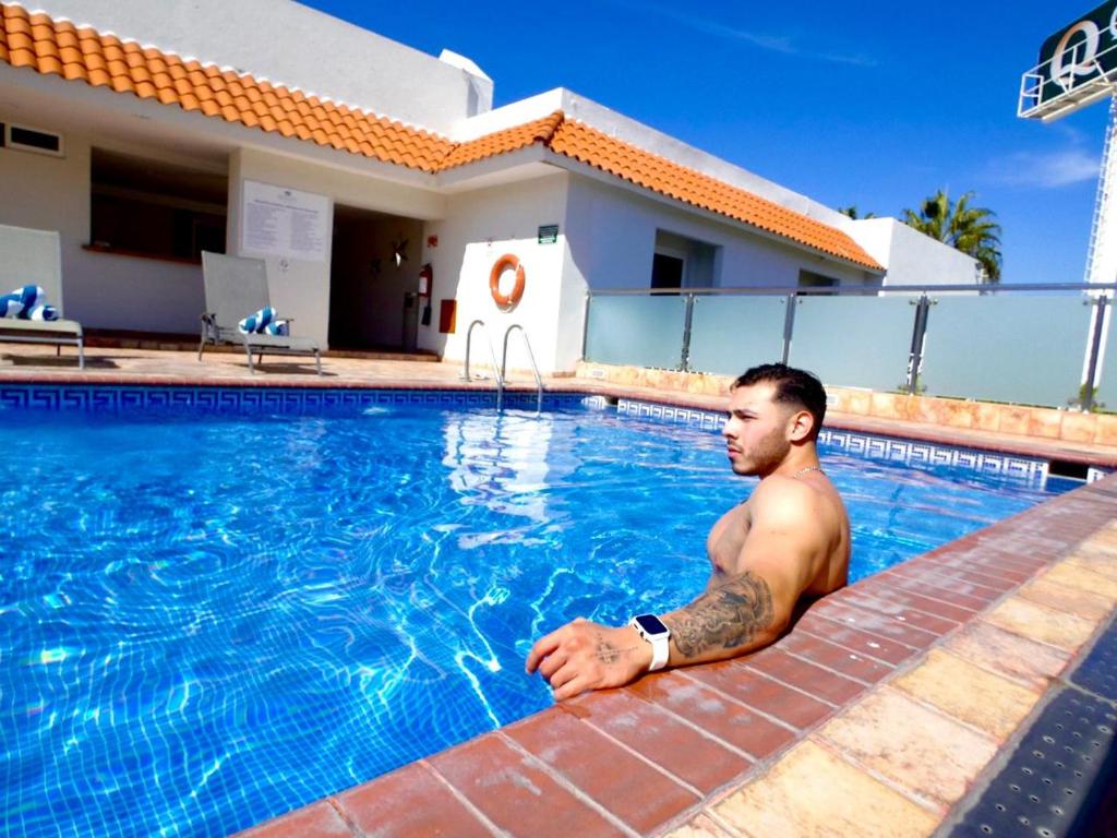 Bazén v ubytování Quality Inn Mazatlan nebo v jeho okolí