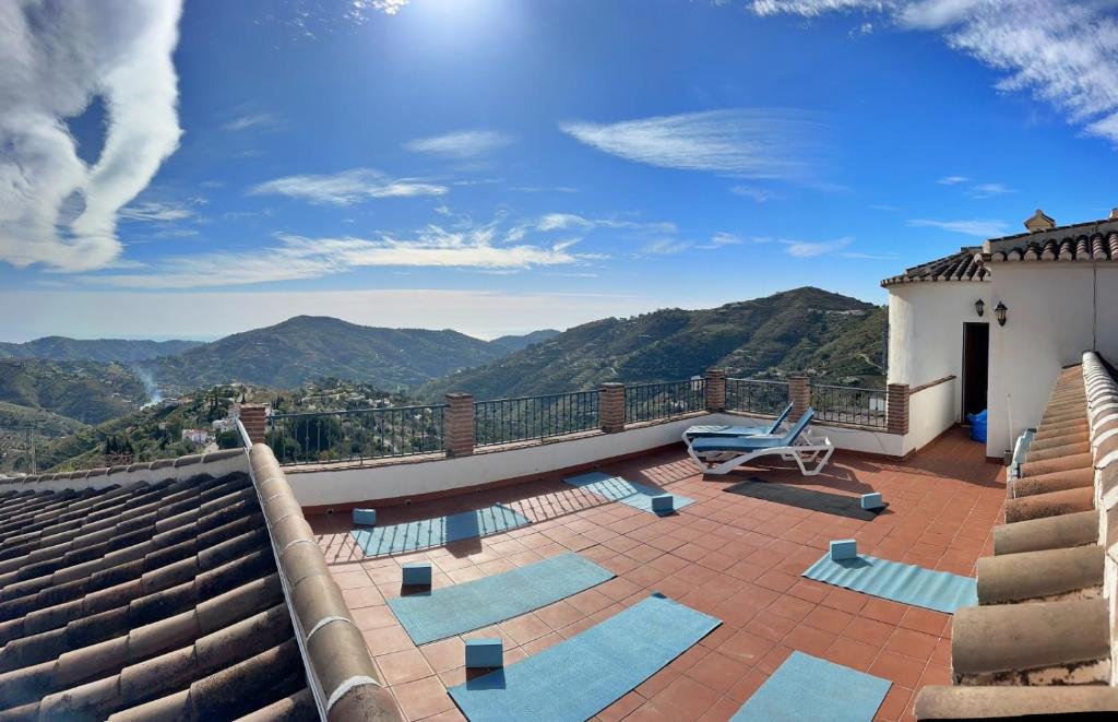 balkon domu z górami w tle w obiekcie Villa Málaga con Piscina Vallada, Barbacoa y hermosas vistas by AndaraHolidays w Maladze