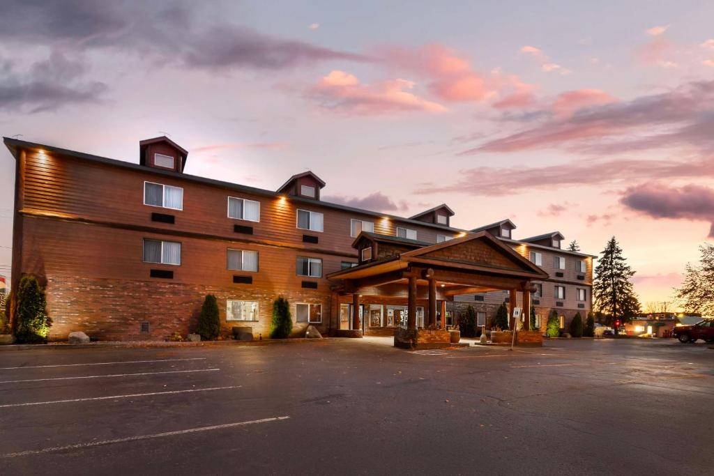 a hotel with a parking lot in front of it at Best Western Plus Concord Inn in Minocqua