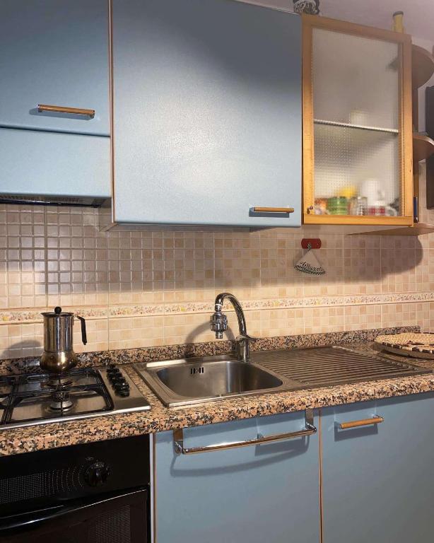 A kitchen or kitchenette at Villa azzurra tra le coste del sud