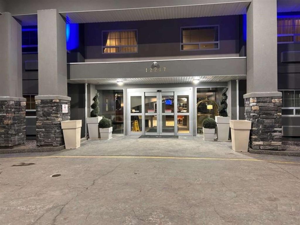 un vestíbulo de un edificio con la puerta abierta en Best Western Dawson Creek, en Dawson Creek