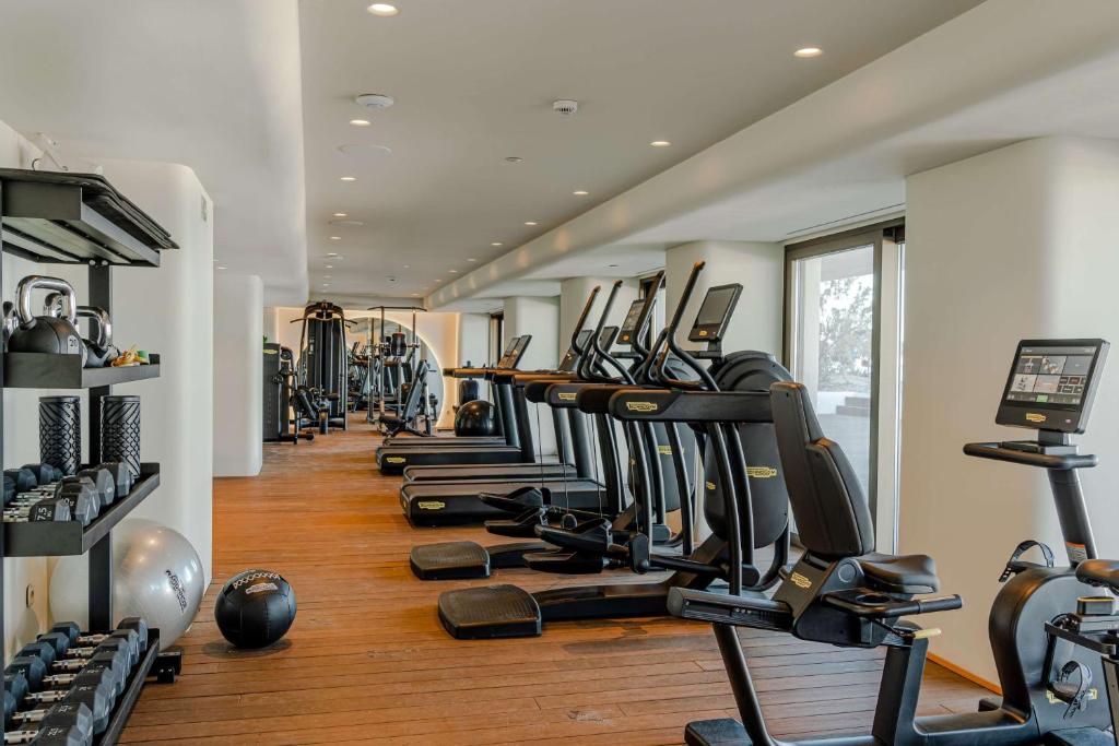 Posilňovňa alebo fitness centrum v ubytovaní Isla Brown Corinthia Resort & Spa, Curio Collection by Hilton