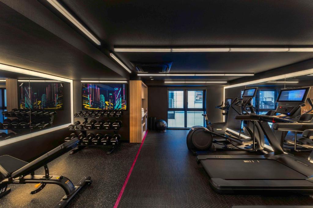 Fitness centrum a/nebo fitness zařízení v ubytování YOTEL Tokyo Ginza
