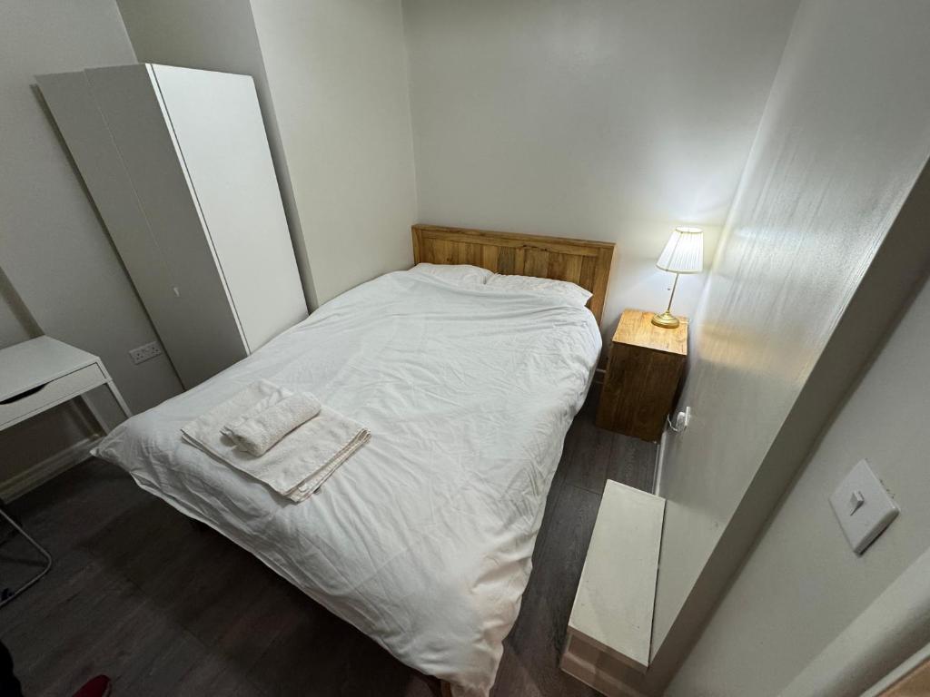 Postel nebo postele na pokoji v ubytování A cosy apartment