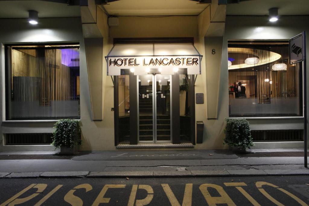 un cartel del gerente del hotel en la parte delantera de un edificio en Hotel Lancaster en Turín