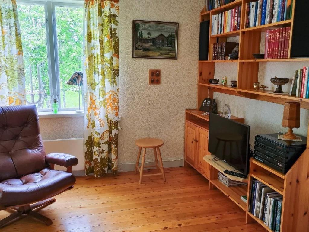 TV a/nebo společenská místnost v ubytování 4 person holiday home in JÄRVSÖ-By Traum