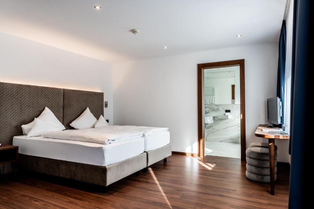 Postel nebo postele na pokoji v ubytování Hotel Maria Theresia